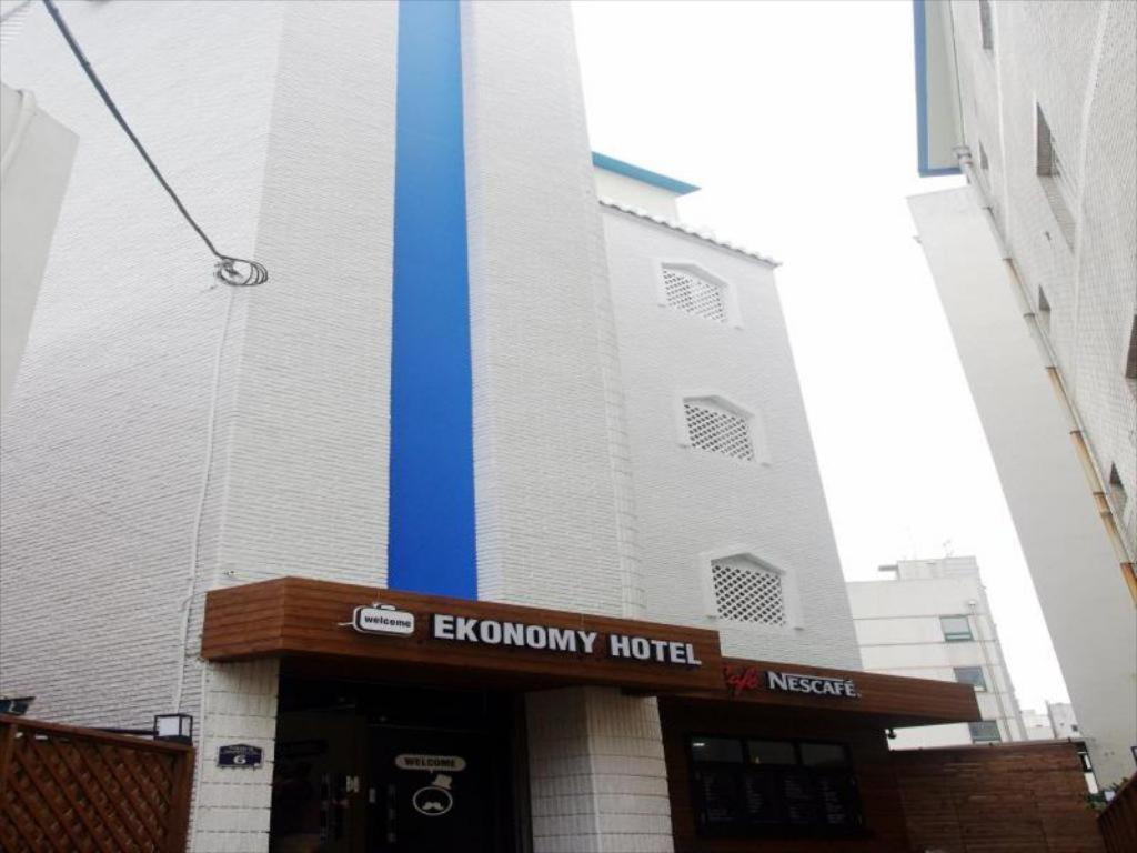 Ekonomy Hotel Gumi Eksteriør billede