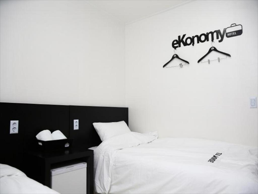 Ekonomy Hotel Gumi Eksteriør billede