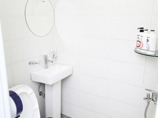 Ekonomy Hotel Gumi Eksteriør billede